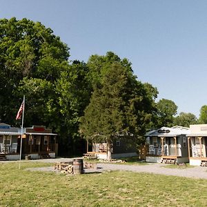 The Outpost Hotell Grand Rivers Exterior photo