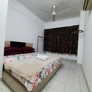 3-Bedroom Apartment With Guarded Parking Inside Seri Kembangan Exterior photo