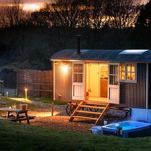Nutkins Luxury Shepherd Hut With Hot Tub Close To Lyme Regis Uplyme Exterior photo
