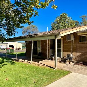 Cootamundra Caravan Park Leilighet Exterior photo