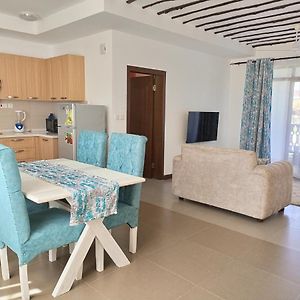 Kikambala Luxurious Two Bedroom - Beachfront, Swimming Pool View, Wifi, Smart Tv, Ample Parking, 24Hr Security Mombasa Exterior photo