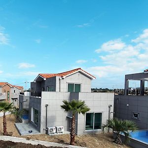 Beautipool Pension Jeju by Exterior photo