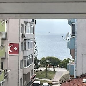 Cadde Ustu, Deniz Manzarali Ferah Bir Daire Leilighet Gemlik Exterior photo