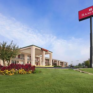 Ramada By Wyndham Pelham Hotell Exterior photo