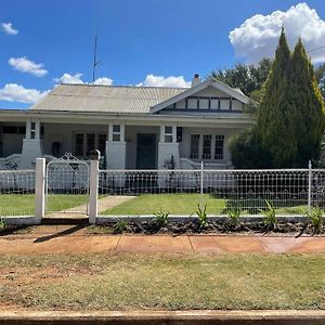 Lee'S On Loftus Villa Temora Exterior photo