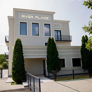 River Place Hotell Piteşti Exterior photo