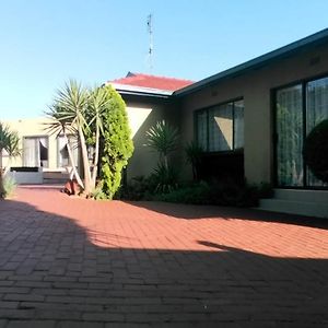 Zwelibanzi Guesthouse Johannesburg Exterior photo