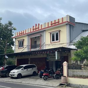 Oyo 93412 Kost Irma Syariah Hotell Parepare Exterior photo