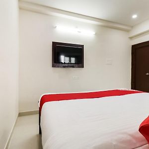 Oyo Victory Grand Hotell Tadepalle Exterior photo