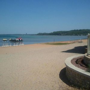 Beautiful First Floor Suite With Patio To The Bay Traverse City Exterior photo