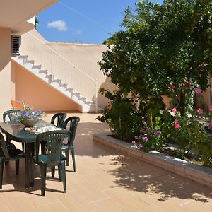 Kiki'S 3Bd Apt. With Citrus Garden & Bbq Leilighet Gastuni Exterior photo