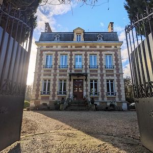 Le Domaine Des Pres Du Hom Bed & Breakfast Bézu-Saint-Éloi Exterior photo