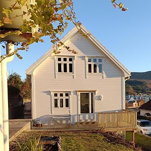 Charming House In Ulsteinvik With Free Parking Villa Exterior photo
