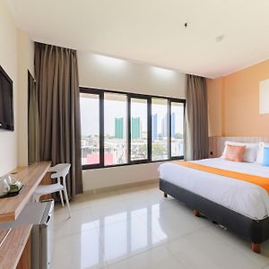 Sans Hotel Green Bekasi By Reddoorz Exterior photo