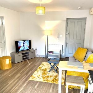 Stylish Cosy And Bright Apartment - Fantastic Location - Perfect For Business Or Solo Travellers Bishop's Stortford Exterior photo
