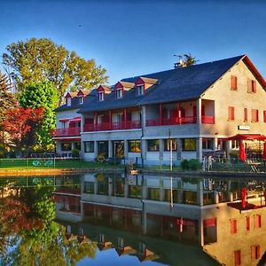 Le Lac Des Moines Hotell Condat  Exterior photo