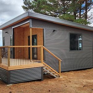 Glossy Black Cabin Hotell Parndana Exterior photo