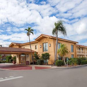 Baymont By Wyndham Fort Myers Central Hotell Exterior photo