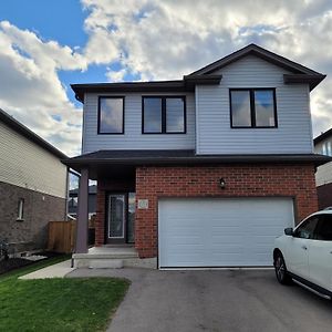 All-Inclusive Basement Unit London Exterior photo