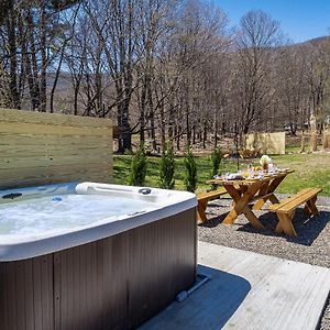 Wooded Catskills Farmhouse Near Woodstock -Hot Tub, Fire Pit, Outdoor Movies & More Villa Saugerties Exterior photo