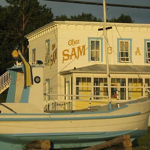 Auberge Du Cafe Chez Sam Hotell Baie-Sainte-Catherine Exterior photo