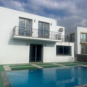 Ozbay Villa Kerýnia Exterior photo