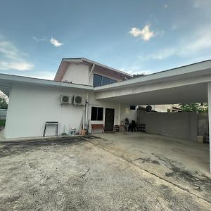 Labuan Cozy Club House Hotell Exterior photo