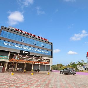 Oyo Hotel Navrang Hālol Exterior photo