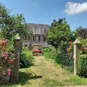 Le Petit Manoir Bed & Breakfast Isigny-le-Buat Exterior photo