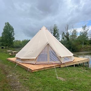 Tipi Du Pied De Loup Hotell Clérey Exterior photo