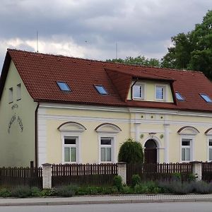 Zamecka Posta Penzion Hotell Neznasov Exterior photo