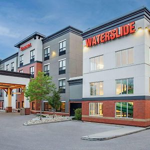 Ramada By Wyndham Cochrane Hotell Exterior photo