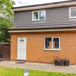 Beautiful Flat In Morden Near Wimbledon Leilighet Exterior photo