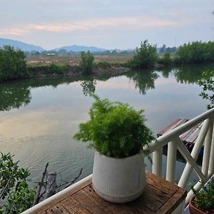 A Small House Next To The Canal Villa Prachuap Khiri Khan Exterior photo