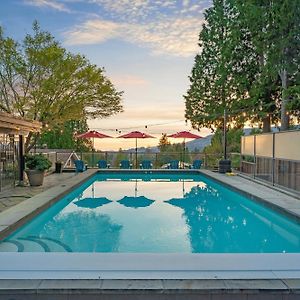 Private Bedroom, Bathroom, Shared Outdoor Pool, Hot Tub North Vancouver Exterior photo