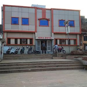 Goroomgo Agra Hotel Mathura Near Yamuna River Exterior photo