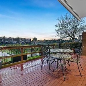 Stayau Pakenham Townhouse With Lakeview Exterior photo