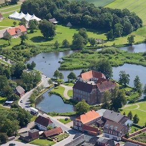 Den Gamle Kro Ved Gram Slot Hotell Exterior photo