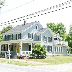 Heritage Trail Farmhouse Hotell New Hampton Exterior photo