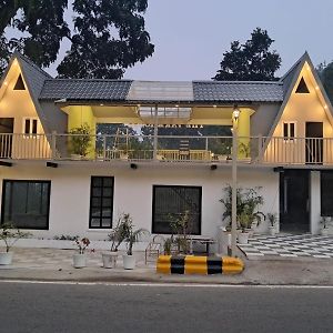 The Farmhouse Cafe & Lounge Hotell Kāthgodām Exterior photo