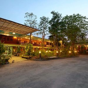 Baan Kitsada Hotell Amphawa Exterior photo