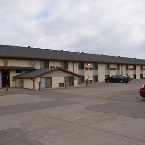 Super 8 by Wyndham Devils Lake Hotell Exterior photo