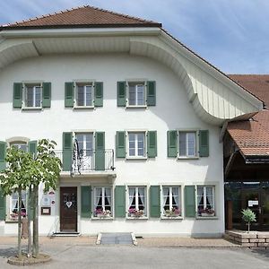 Auberge De La Croix Blanche Hotell Villarepos Exterior photo