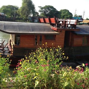 Ayothaya Riverside House Hotell Ayutthaya Exterior photo