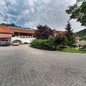 Hetenyi Apartmanhaz Es Birtok Hotell Mecseknádasd Exterior photo