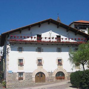 Hostal Ezkurra Hotell Exterior photo