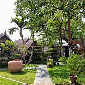 Niwas Ayutthaya Hotell Exterior photo