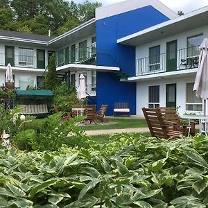 Hotel-Motel Les Voitures D'Eau Isle-aux-Coudres Exterior photo