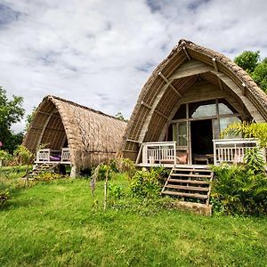 Gipsy Beach Bungalows Sekotong Exterior photo