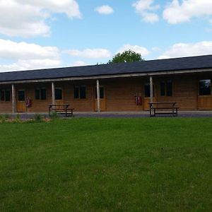 Cowbridge Cabins Motel Exterior photo